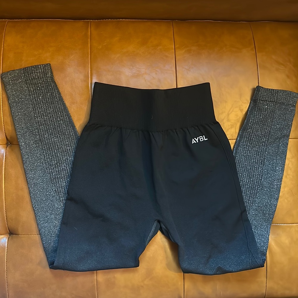 ABYL 🖤 🤍 size small ombre leggings